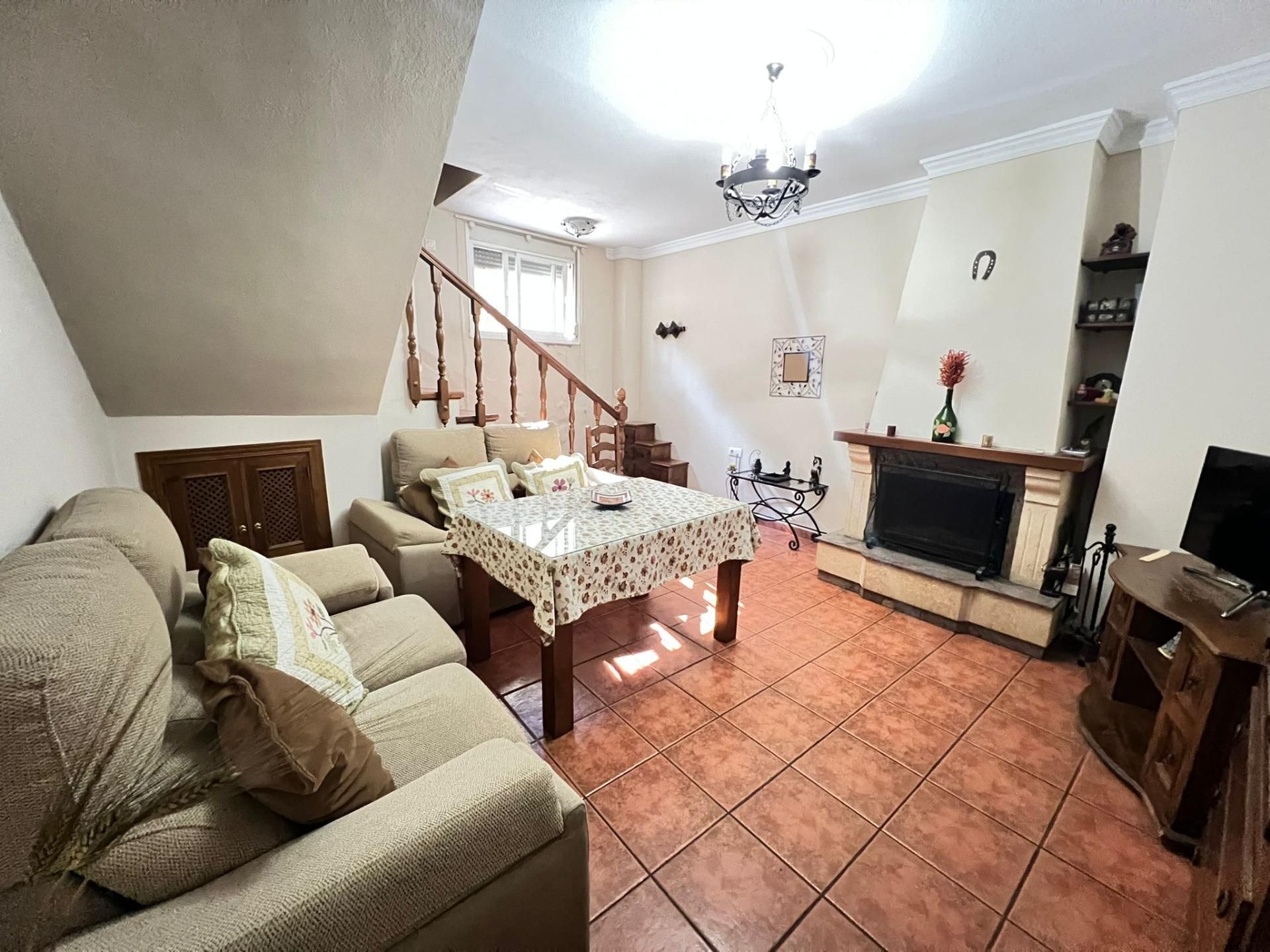 Sala d'estar de Planta baixa en venda en Ubrique amb Moblat