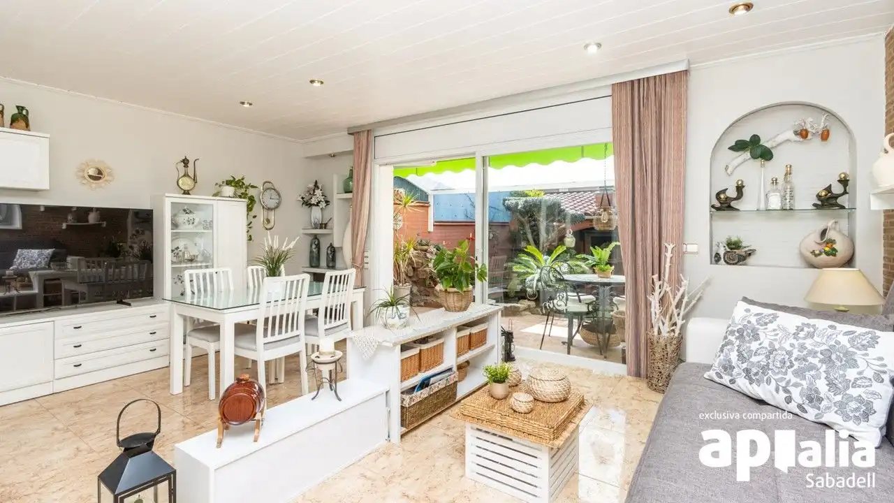 Sala d'estar de Casa o xalet en venda en Terrassa amb Aire condicionat, Calefacció i Jardí privat