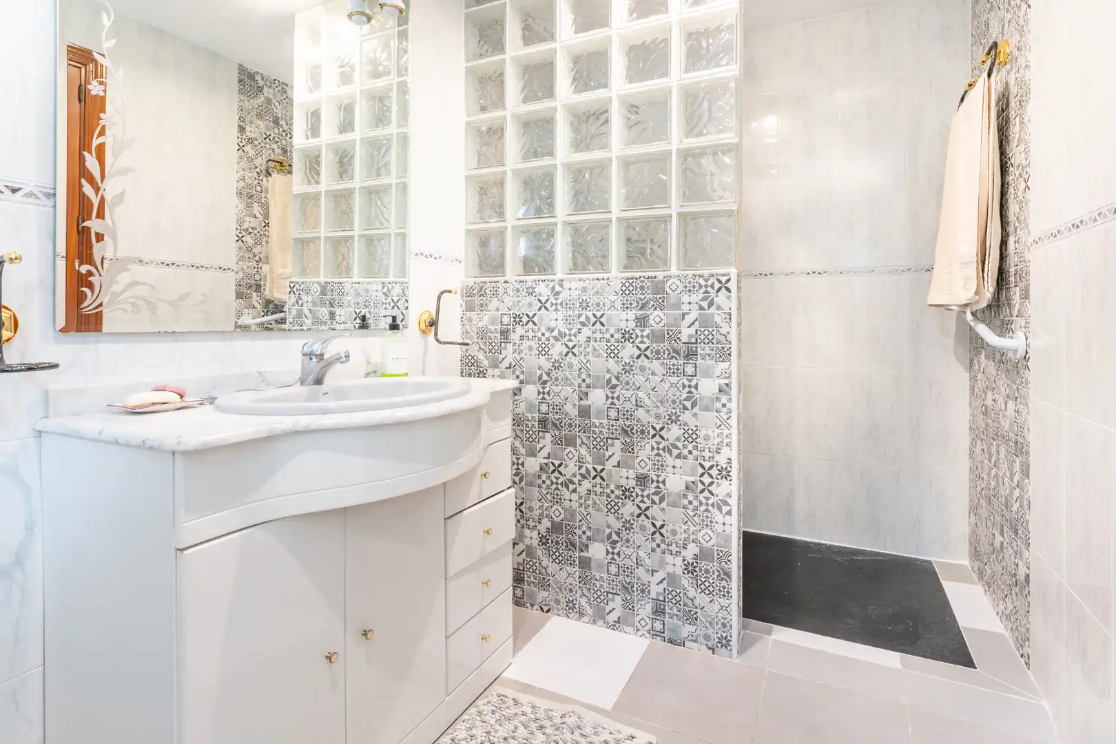Bathroom of Houses for sale in Villanueva de la Cañada  with Air Conditioner, Heating and Private garden