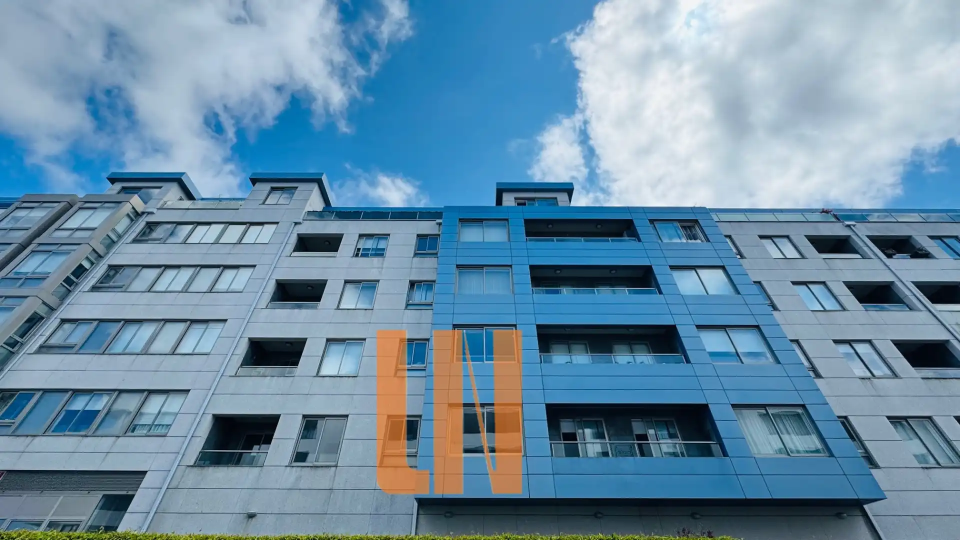 Außenansicht von Wohnung zur Miete in A Coruña Capital  mit Heizung, Abstellraum und Ofen