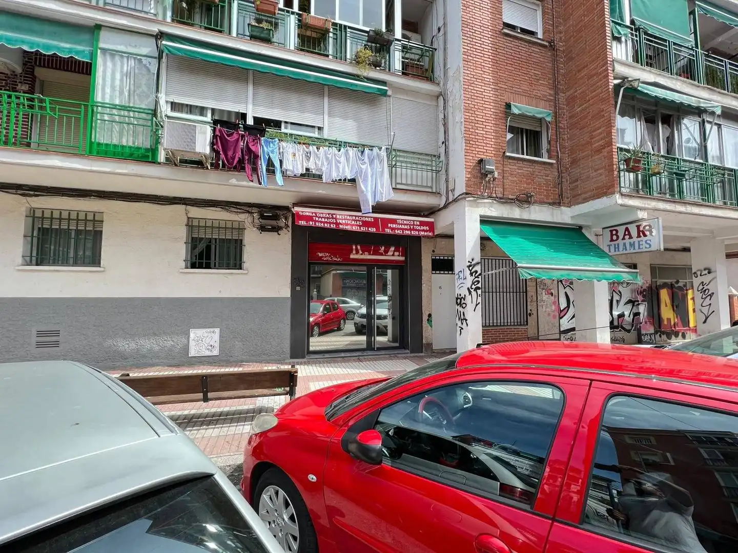 Vista exterior de Local en venda en Madrid