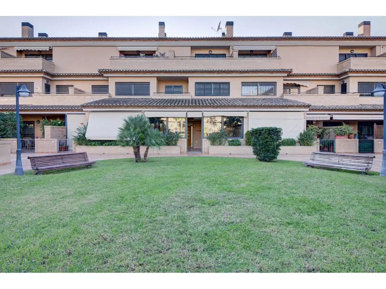 Vista exterior de Casa adosada en venta en Valencia con Aire acondicionado, Calefacción y Terraza