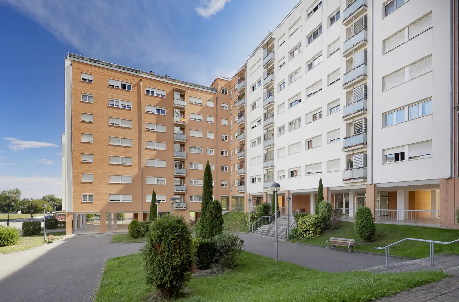 Vista exterior de Pis en venda en Oviedo  amb Calefacció, Parquet i Terrassa