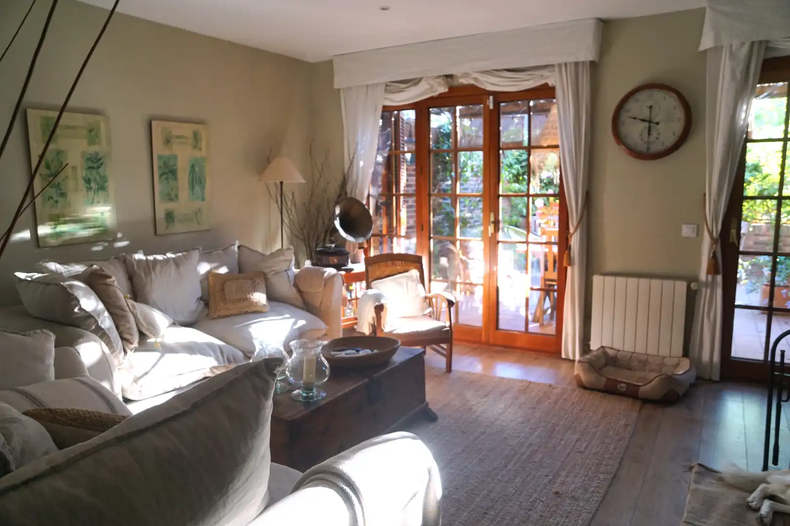 Wohnzimmer von Einfamilien-Reihenhaus zum Verkauf in Badalona mit Klimaanlage, Heizung und Privatgarten