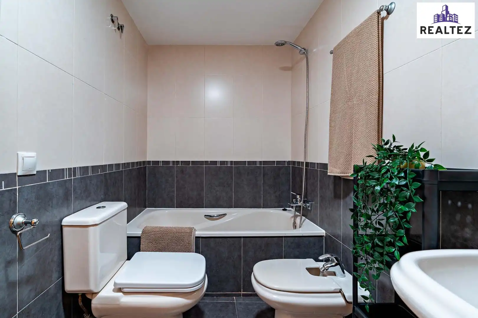 Baño de Piso en venta en Roquetas de Mar con Aire acondicionado, Terraza y Amueblado