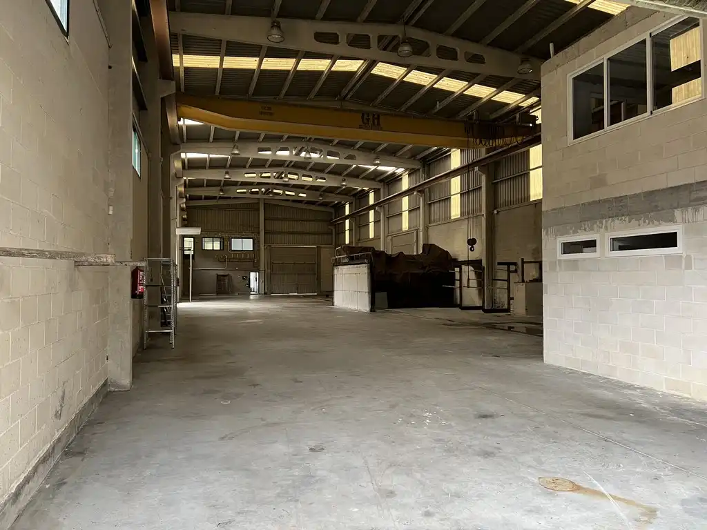 Industrial buildings for rent in Cambre 