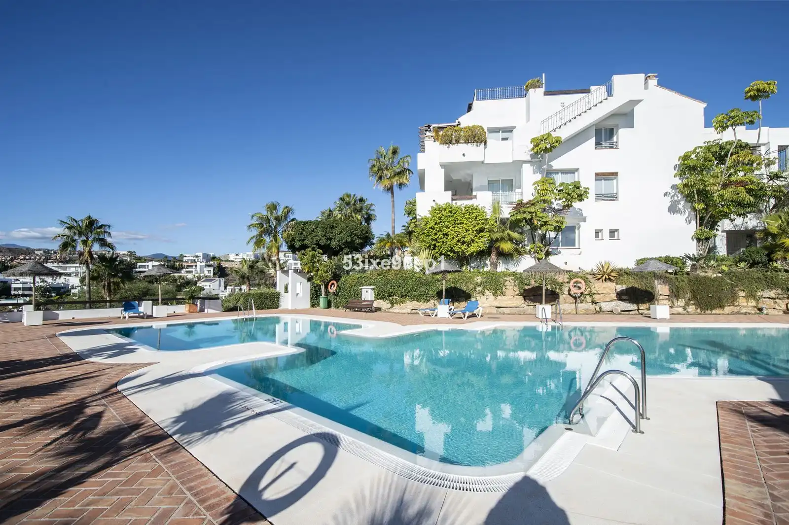 Vista exterior de Apartament en venda en Benahavís amb Traster, Moblat i Piscina comunitària