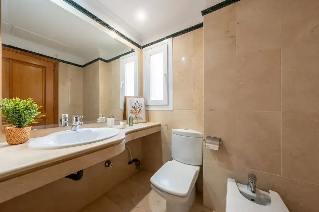 Bany de Casa adosada en venda en Marbella amb Aire condicionat, Jardí privat i Terrassa