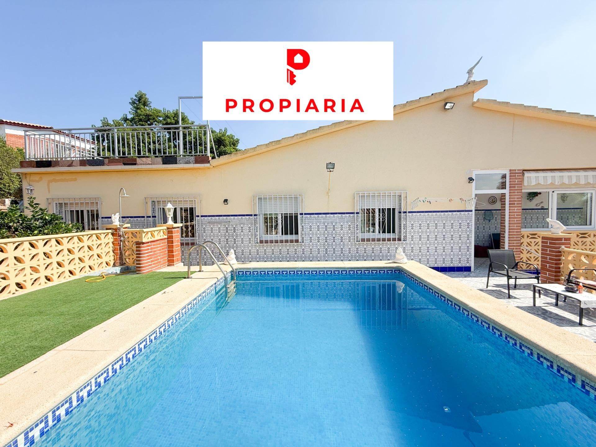 Vista exterior de Casa o xalet en venda en La Bisbal del Penedès amb Aire condicionat, Jardí privat i Terrassa