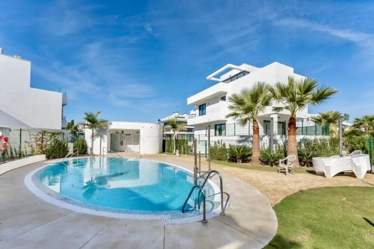 Schwimmbecken von Einfamilien-Reihenhaus zum Verkauf in Fuengirola mit Klimaanlage, Heizung und Terrasse