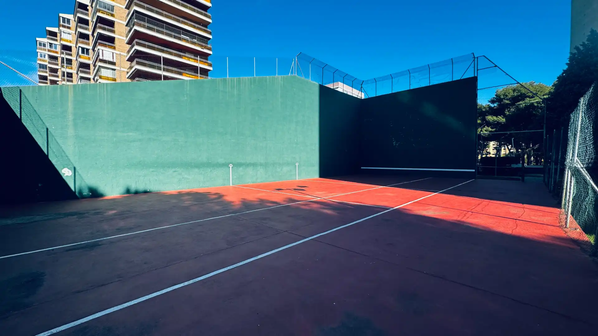 Vista exterior de Apartament en venda en Benicasim / Benicàssim amb Jardí privat, Terrassa i Moblat