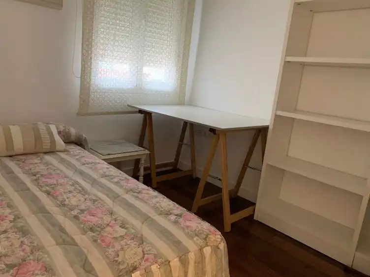 Habitación de Piso de alquiler en  Pamplona / Iruña con Calefacción, Parquet y Amueblado