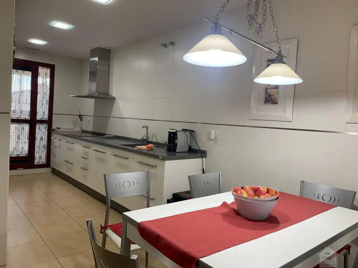 Cuina de Pis de lloguer en Sevilla amb Aire condicionat, Calefacció i Traster