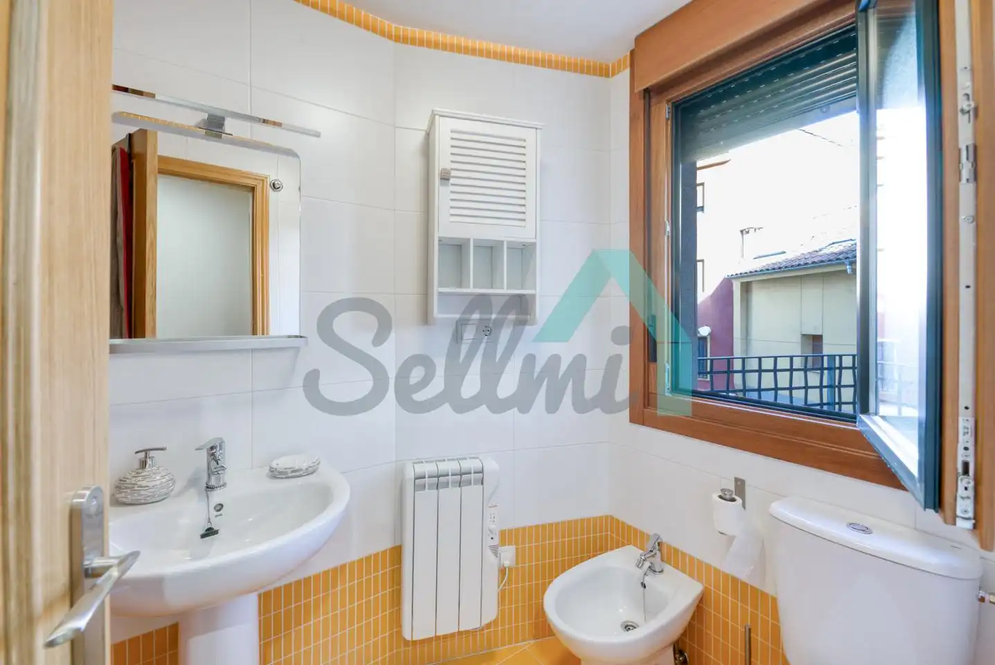 Baño de Planta baja en venta en Aller con Calefacción, Terraza y Amueblado