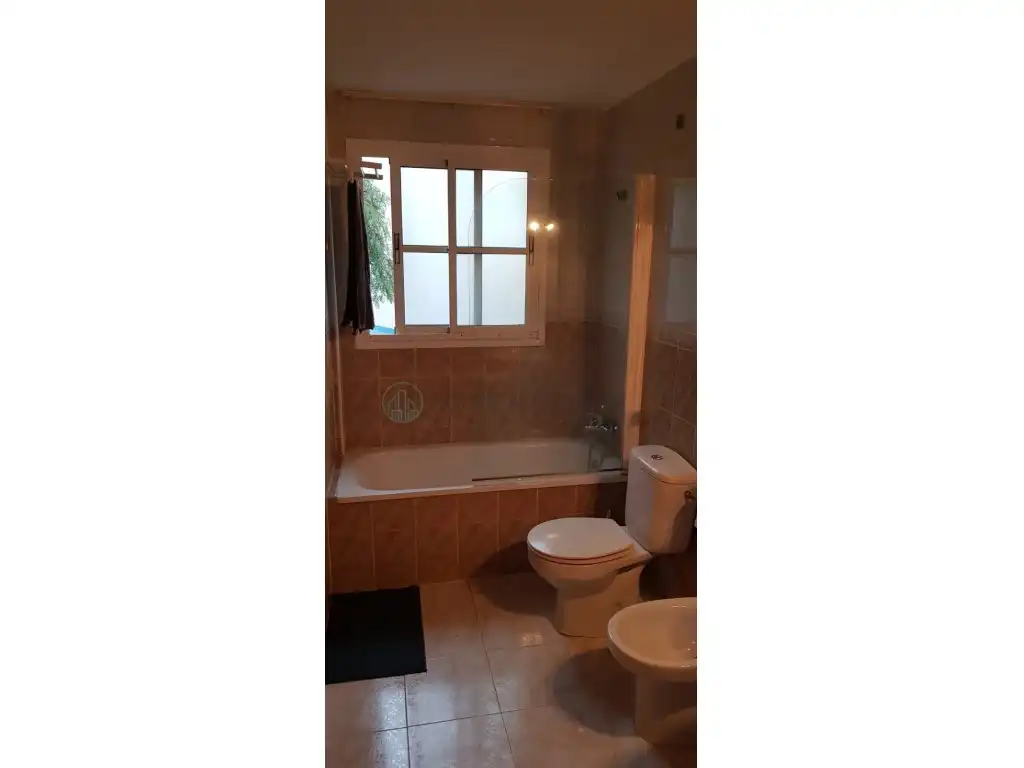Baño de Piso de alquiler en Mijas con Aire acondicionado, Jardín privado y Terraza