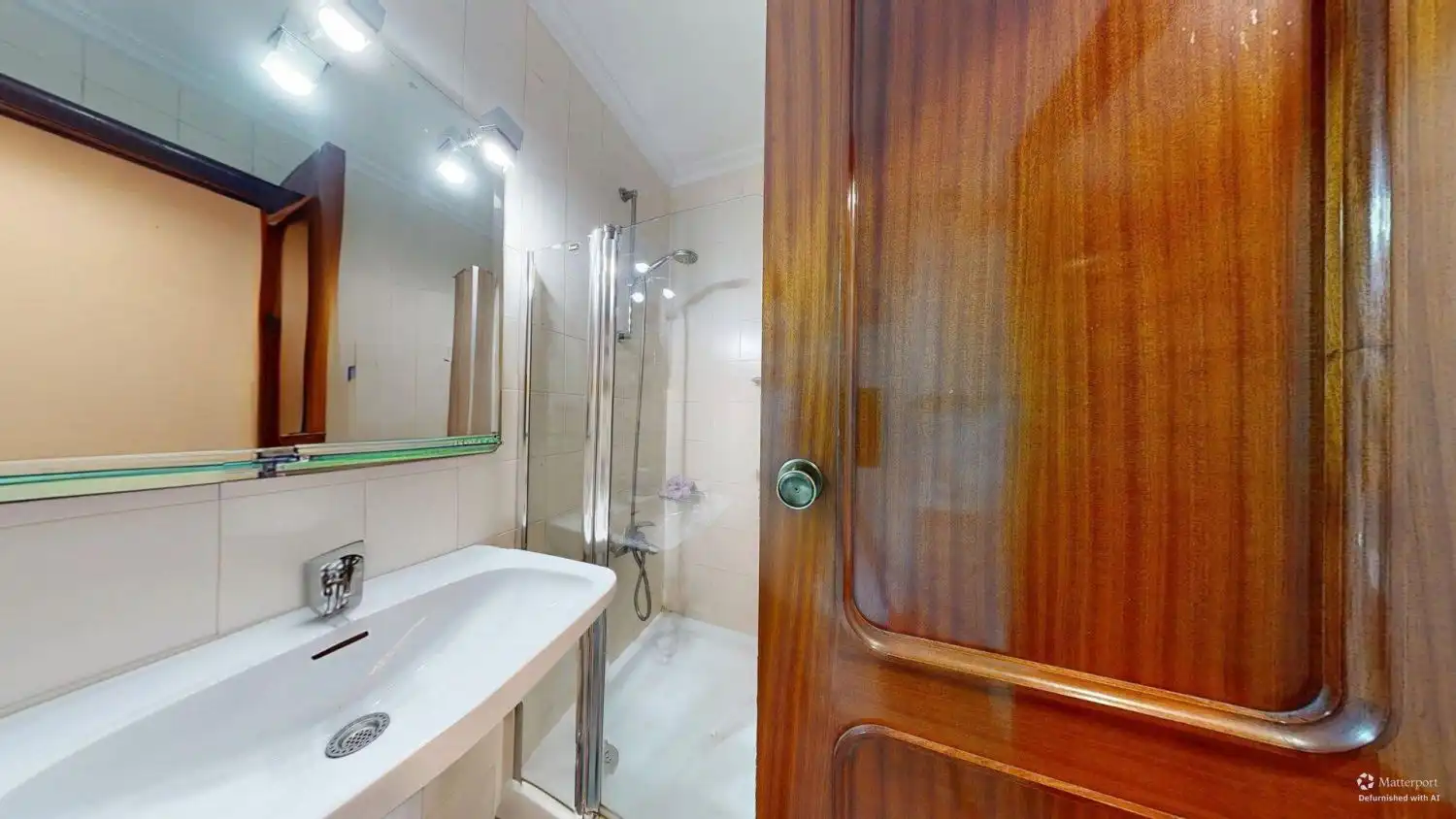 Bathroom of Flat for sale in Sevilla  with Air Conditioner and Terrace