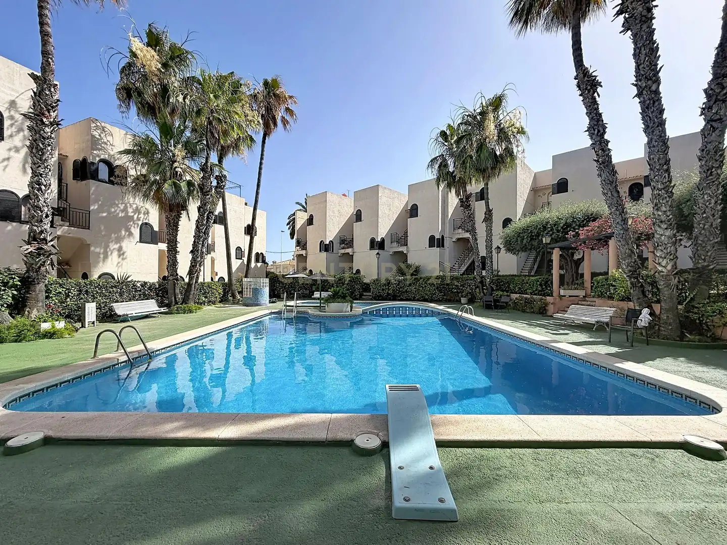 Piscina de Apartamento en venta en Torrevieja con Aire acondicionado y Piscina comunitaria