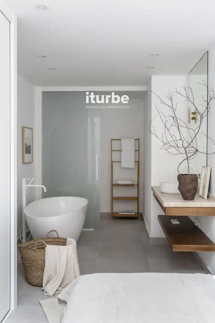 Baño de Casa adosada de alquiler en Marbella con Aire acondicionado, Terraza y Piscina