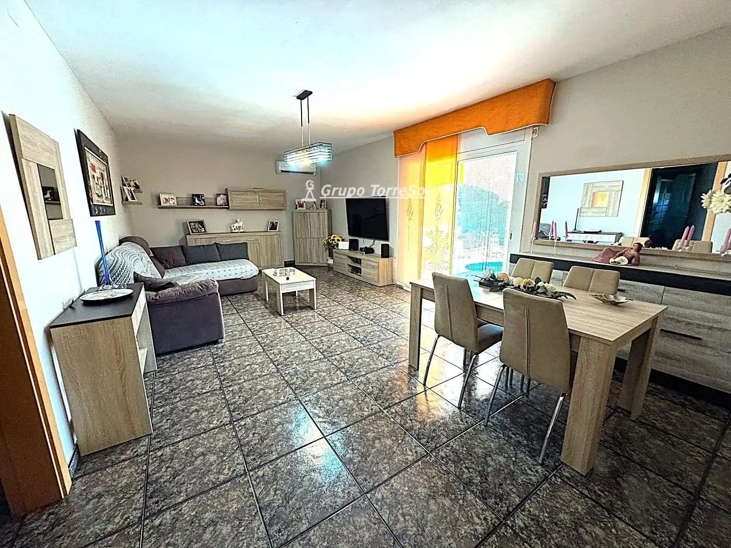 Living room of Houses for sale in La Bisbal del Penedès  with Air Conditioner, Heating and Terrace