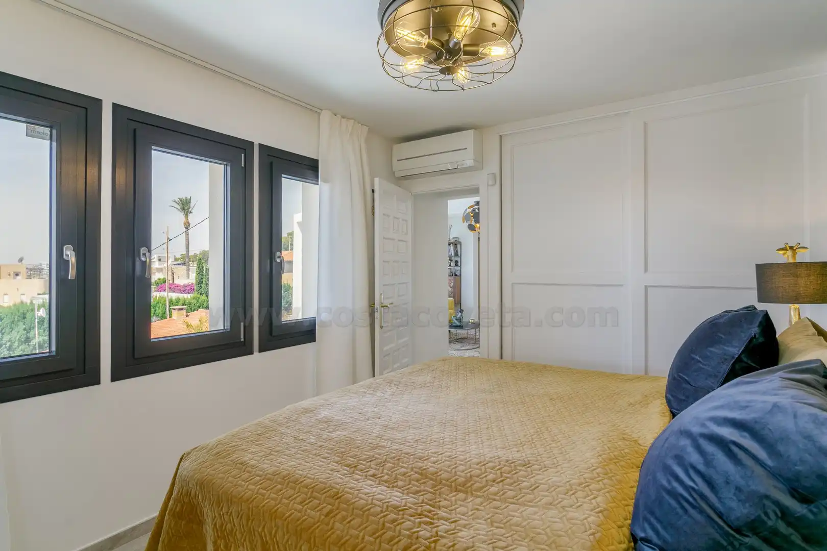 Dormitori de Casa o xalet en venda en El Campello amb Aire condicionat, Jardí privat i Terrassa
