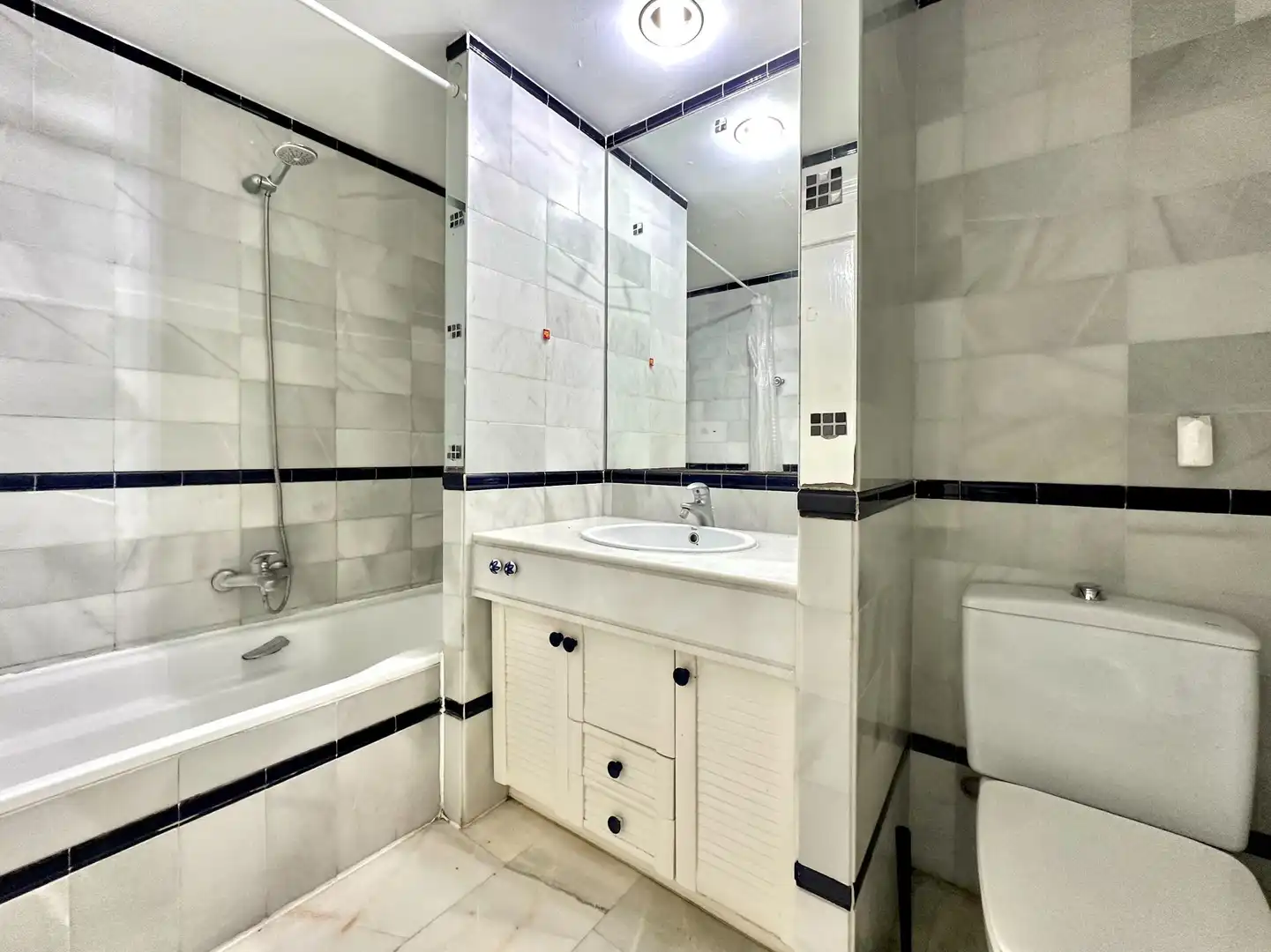 Badezimmer von Wohnungen zum Verkauf in Almuñécar mit Terrasse und Möbliert
