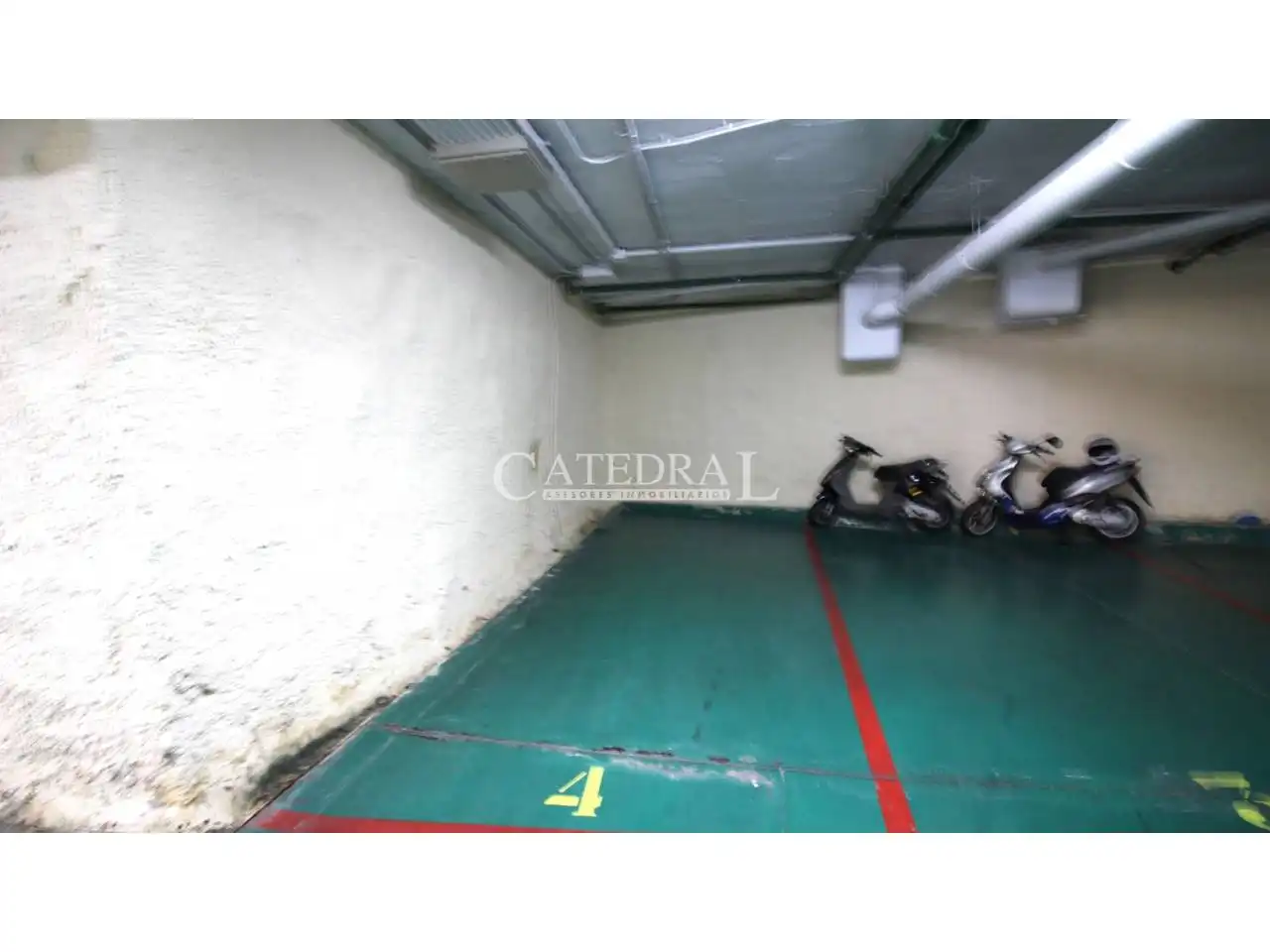 Parking de Apartamento de alquiler en Sevilla con Aire acondicionado, Calefacción y Parquet