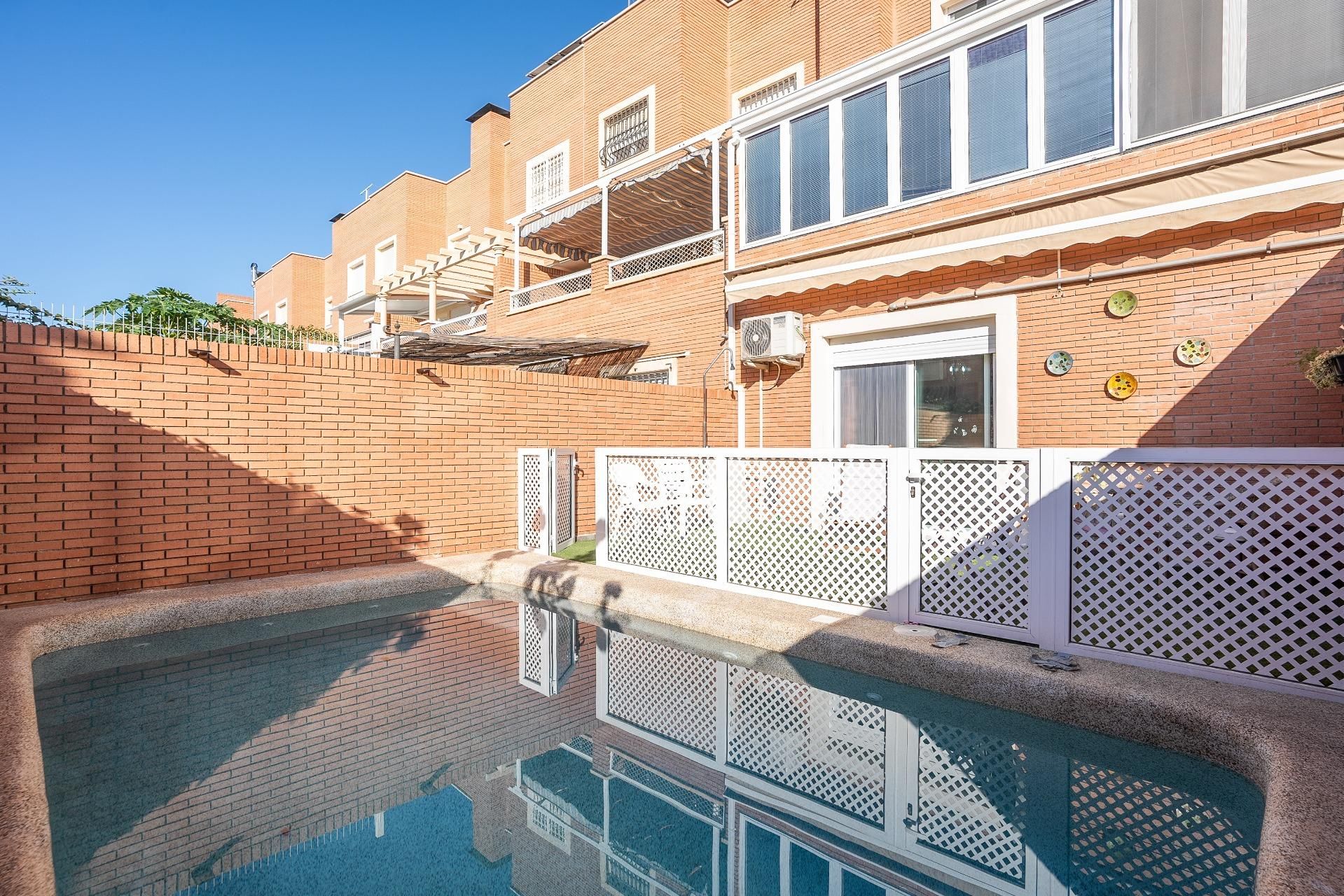 Piscina de Casa o xalet en venda en  Almería Capital amb Aire condicionat, Jardí privat i Terrassa