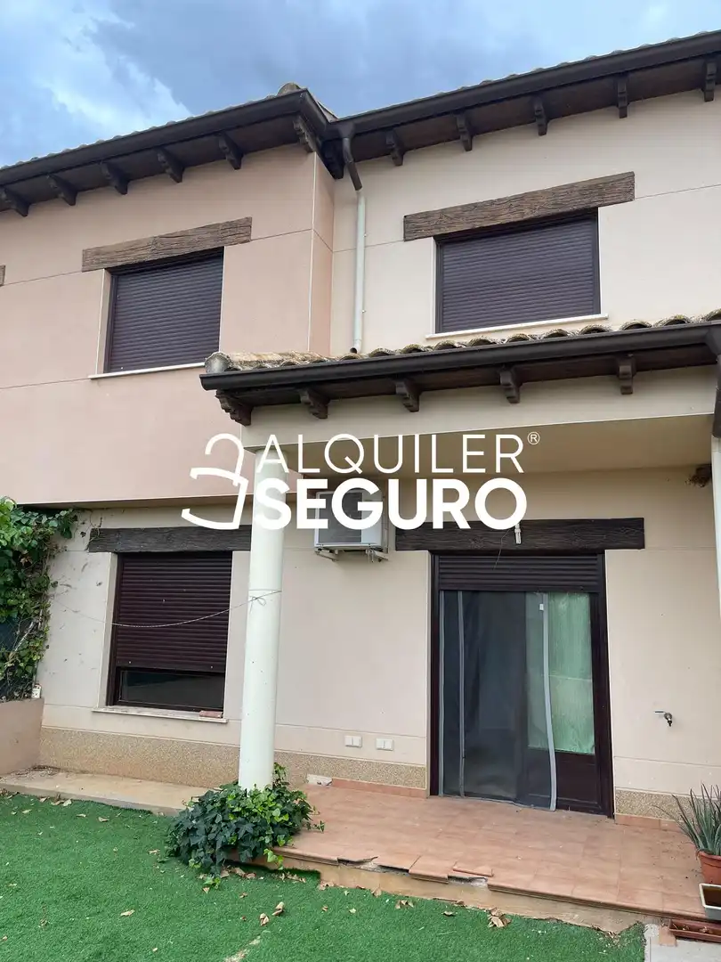Vista exterior de Casa o xalet de lloguer en Belmonte de Tajo amb Calefacció