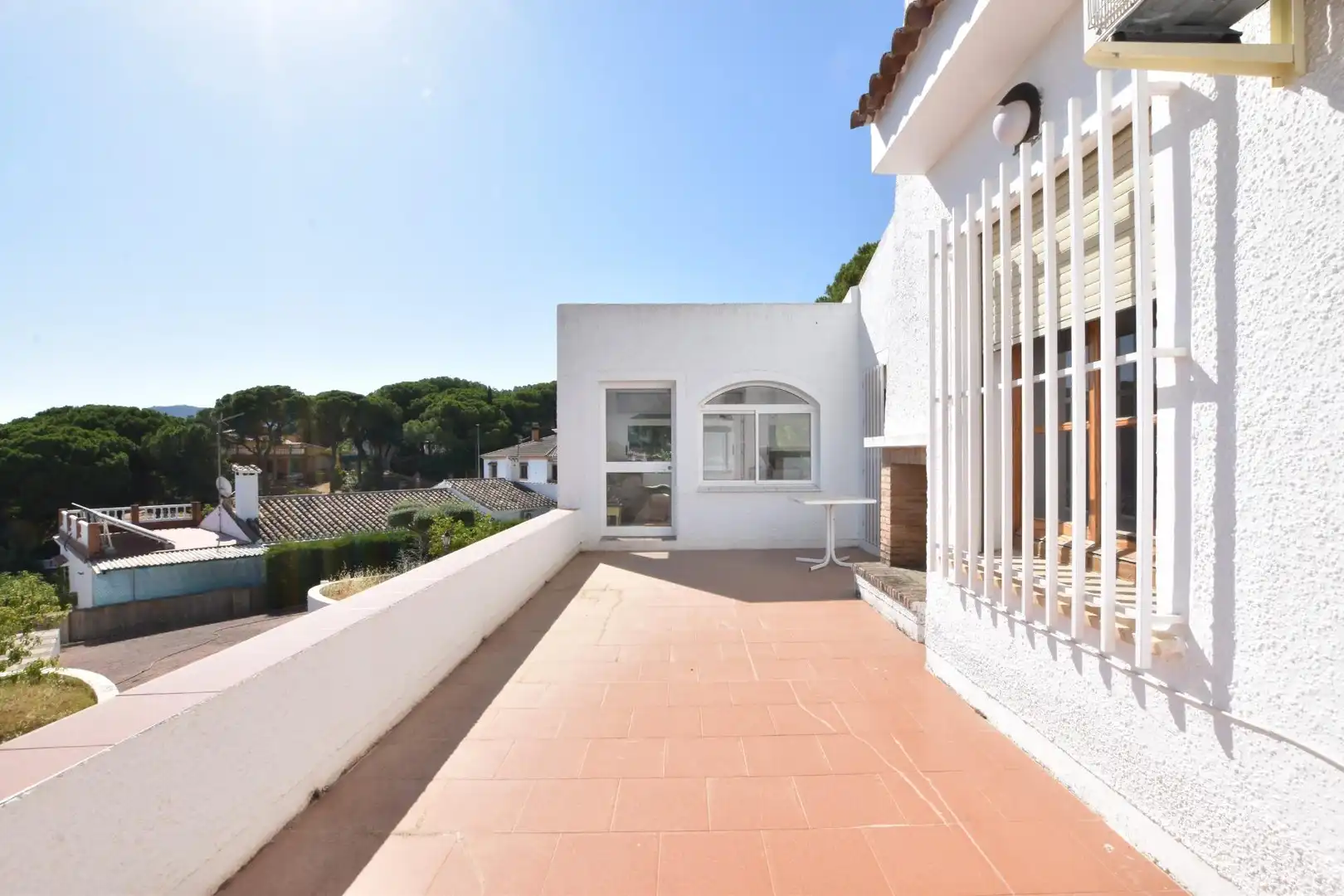 Vista exterior de Casa o xalet en venda en Alhaurín de la Torre amb Jardí privat, Terrassa i Piscina comunitària