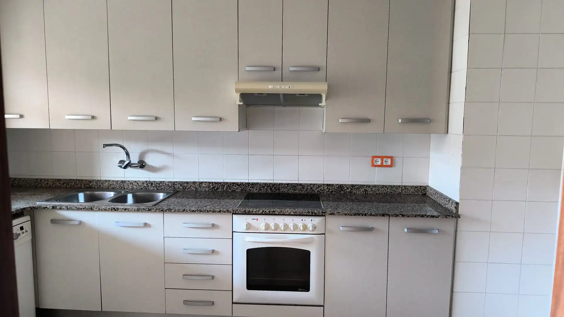Cuina de Pis en venda en Igualada amb Calefacció, Terrassa i Forn