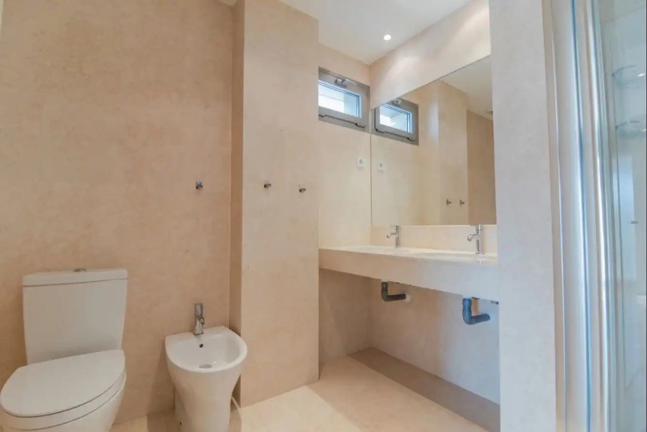Badezimmer von Erdgeschoss zur Miete in Madrid mit Klimaanlage, Heizung und Privatgarten
