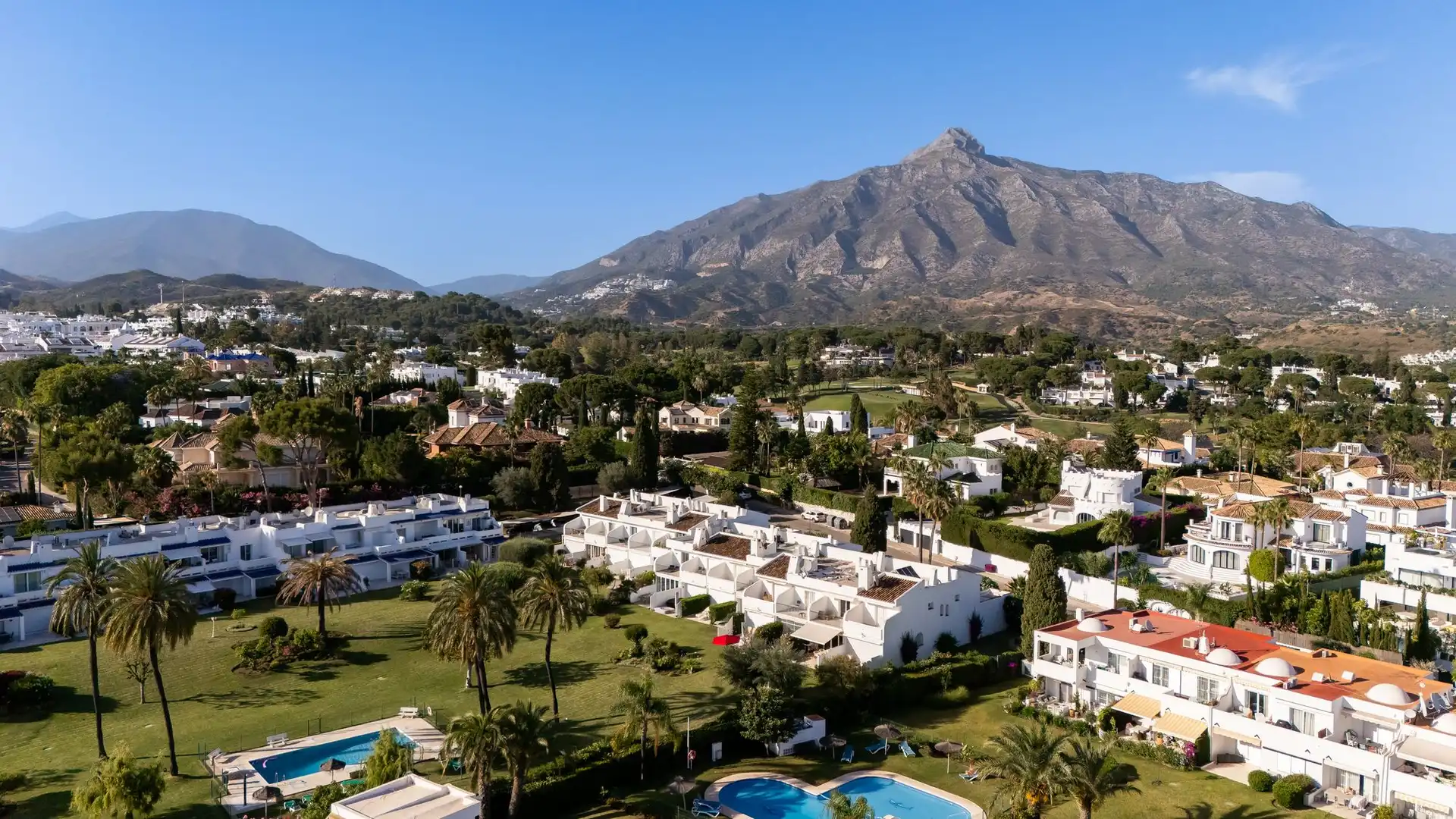 Vista exterior de Casa adosada en venta en Marbella con Terraza