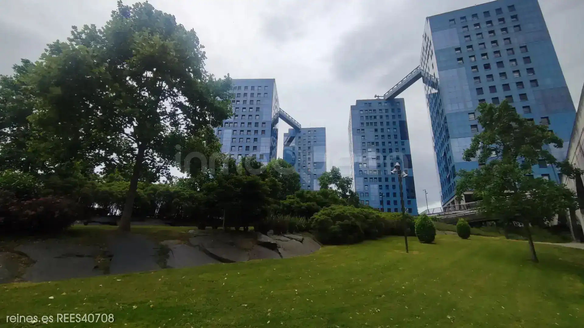 Vista exterior de Pis en venda en Oviedo  amb Calefacció