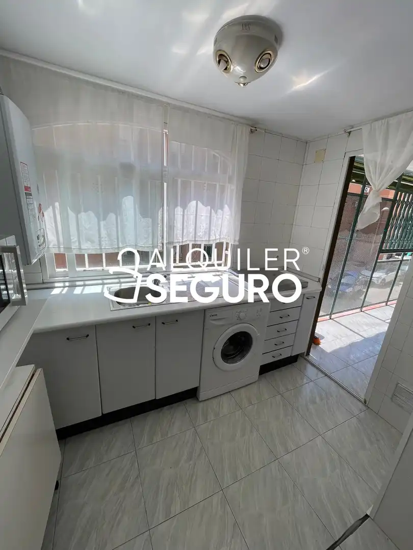 Cocina de Piso de alquiler en Madrid con Calefacción, Terraza y Amueblado