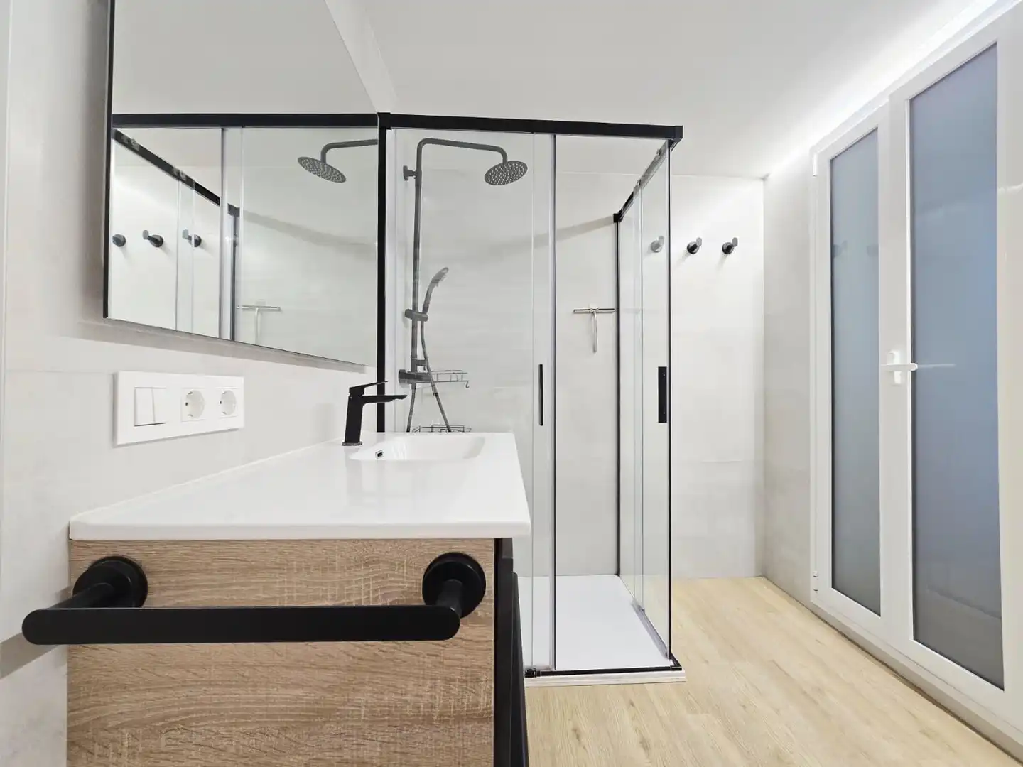 Bathroom of Flat for rent in Valencia  with Parquet flooring and Terrace