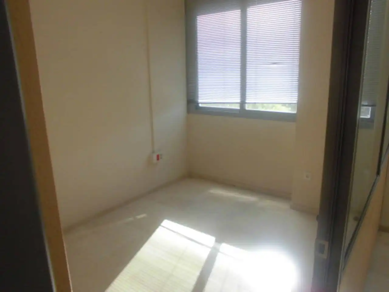 Schlafzimmer von Büro zur Miete in Sevilla mit Klimaanlage, Heizung und Alarm