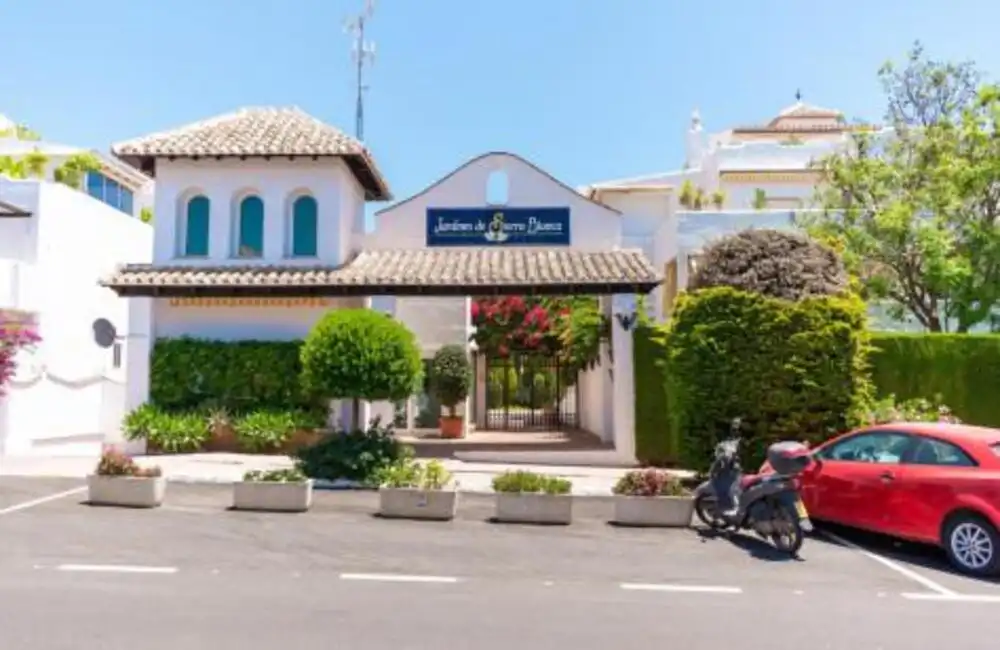 Vista exterior de Dúplex de lloguer en Marbella amb Aire condicionat, Terrassa i Piscina