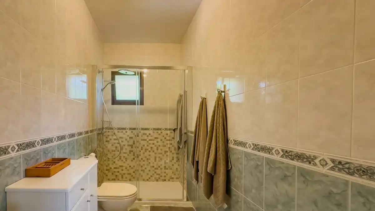 Bany de Casa o xalet en venda en Almogía amb Aire condicionat, Jardí privat i Terrassa