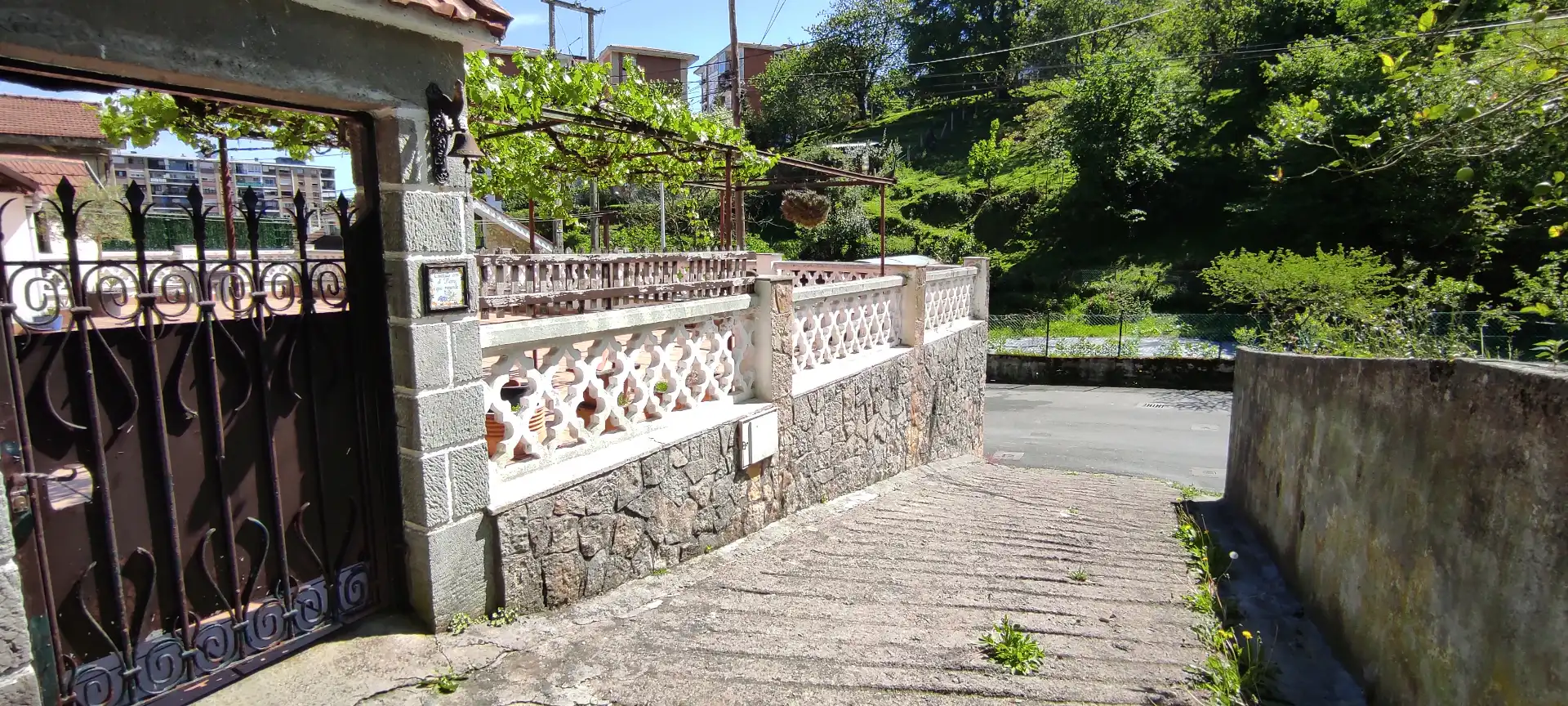Vista exterior de Casa o xalet en venda en Valle de Trápaga-Trapagaran amb Calefacció, Parquet i Terrassa