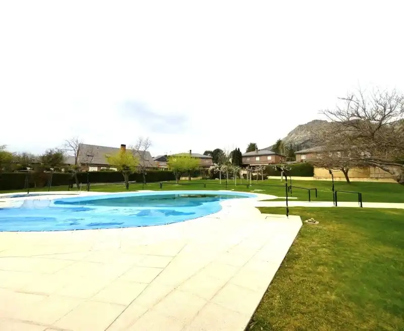 Piscina de Casa adosada en venda en Valdemanco amb Calefacció, Jardí privat i Terrassa