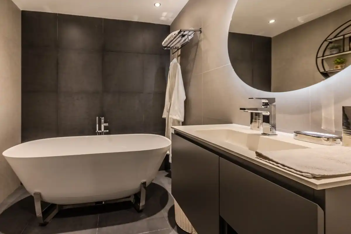 Badezimmer von Erdgeschoss zum Verkauf in Marbella mit Klimaanlage, Privatgarten und Terrasse