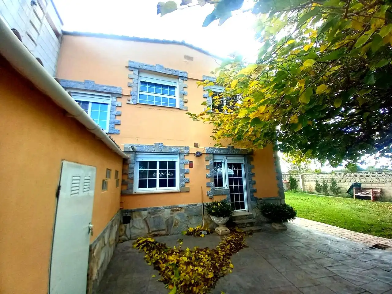 Vista exterior de Casa o xalet en venda en Zaragoza amb Aire condicionat, Calefacció i Jardí privat