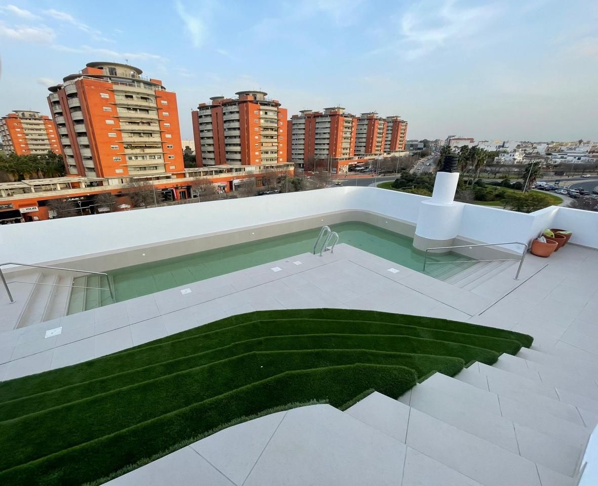 Swimming pool of Planta baja for rent in  Sevilla Capital  with Air Conditioner, Terrace and Community pool