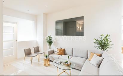 Sala d'estar de Apartament en venda en  Madrid Capital amb Aire condicionat, Calefacció i Moblat