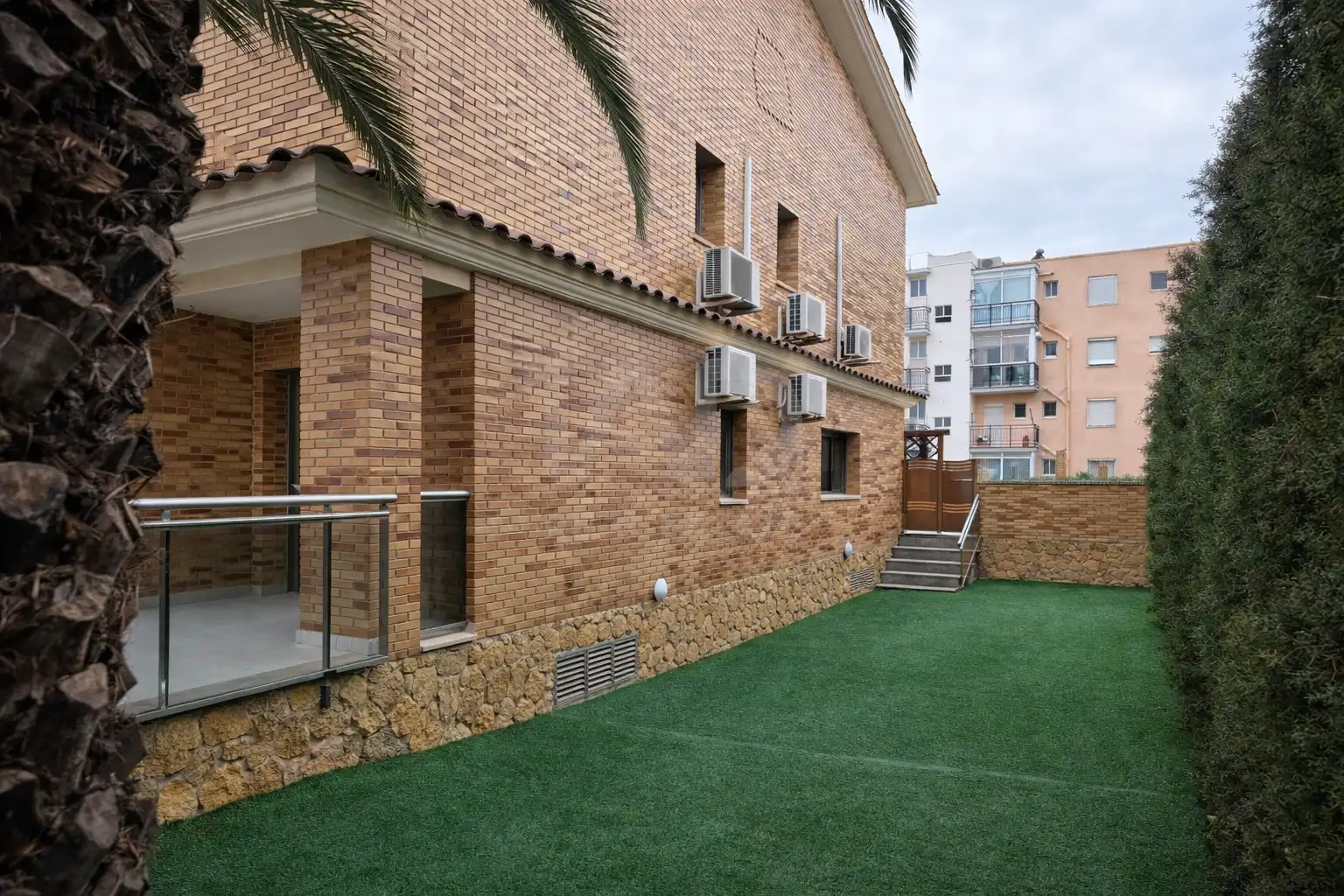 Außenansicht von Einfamilien-Reihenhaus zum Verkauf in Salou mit Klimaanlage, Heizung und Terrasse