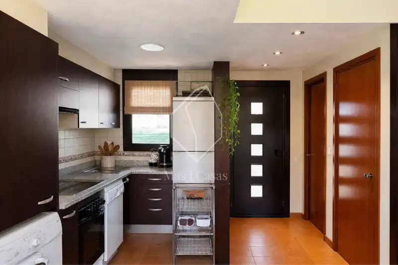 Küche von Einfamilien-Reihenhaus zum Verkauf in L'Escala mit Klimaanlage, Heizung und Terrasse