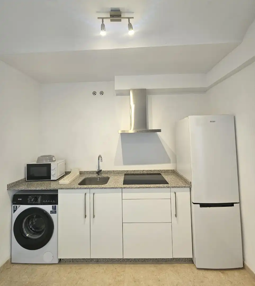 Cuina de Apartament de lloguer en Coín amb Moblat, Forn i Rentadora