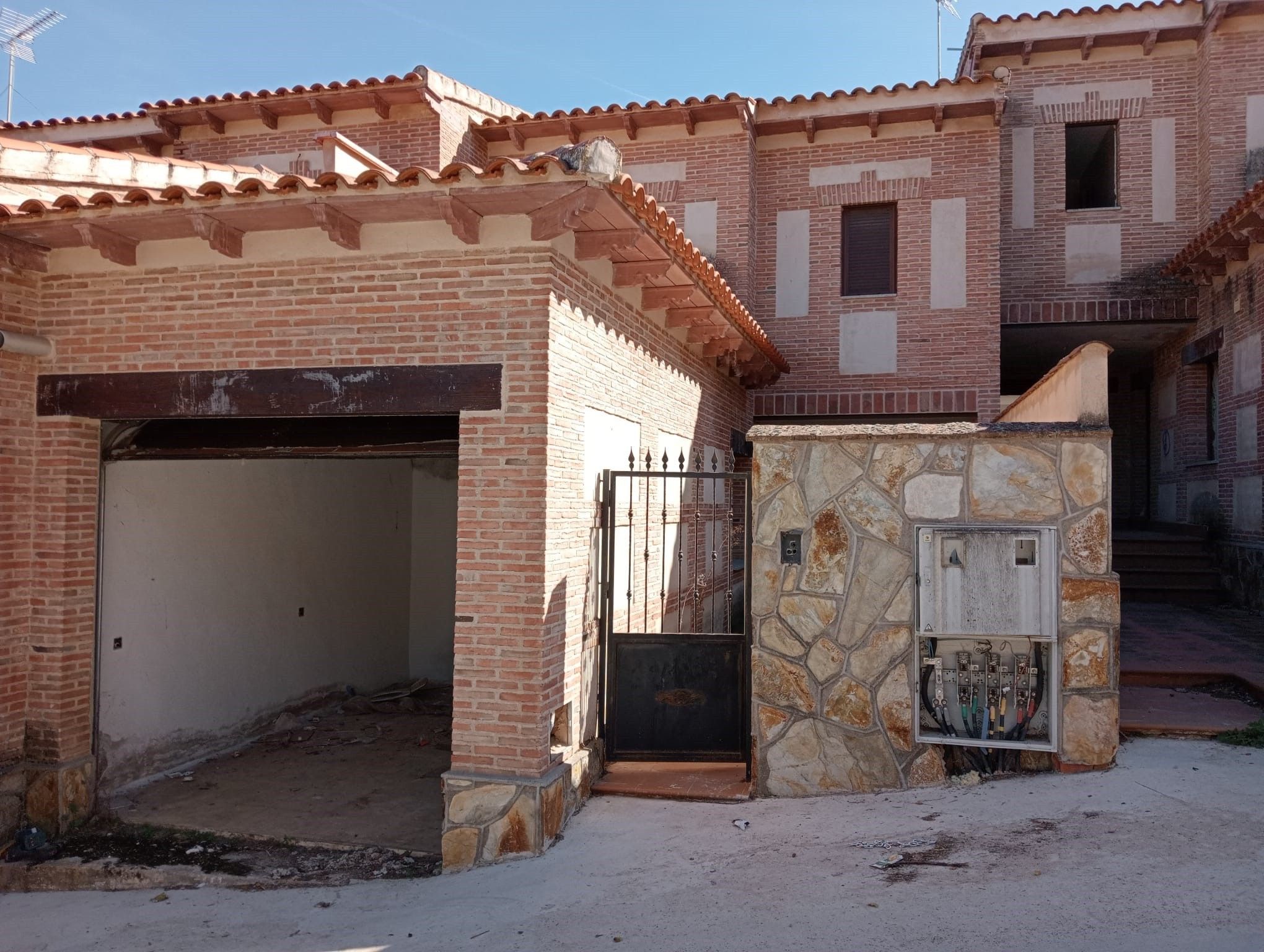 Vista exterior de Edificio en venta en Castillo de Bayuela