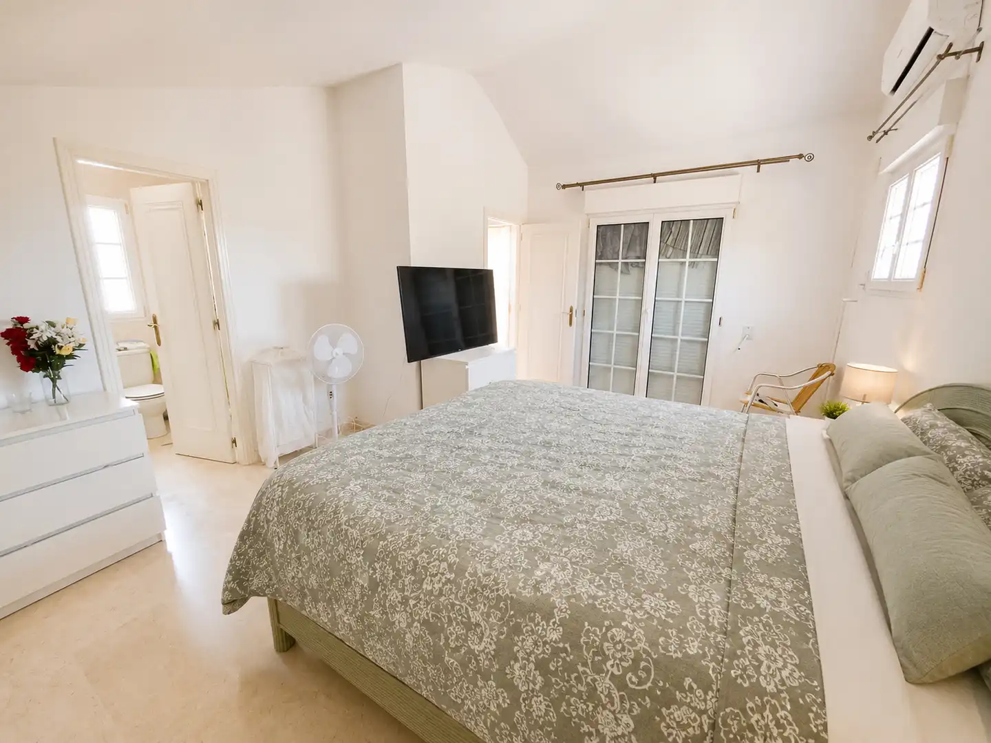 Dormitori de Casa o xalet en venda en Orihuela amb Aire condicionat, Calefacció i Jardí privat