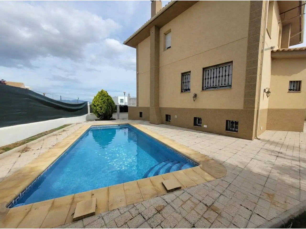 Chalet con piscina en venta en Baza